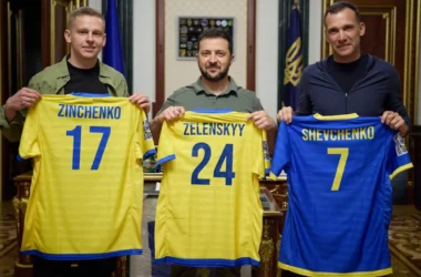 Ukrainian President Volodymyr Zelenskyy flanked by soccer stars Andriy Shevchenko and Oleksandr Zinchenko. Image: Game4Ukraine